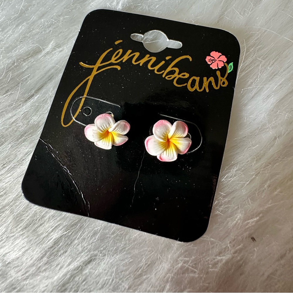 Hawaiian Flower Stud Earrings NWT